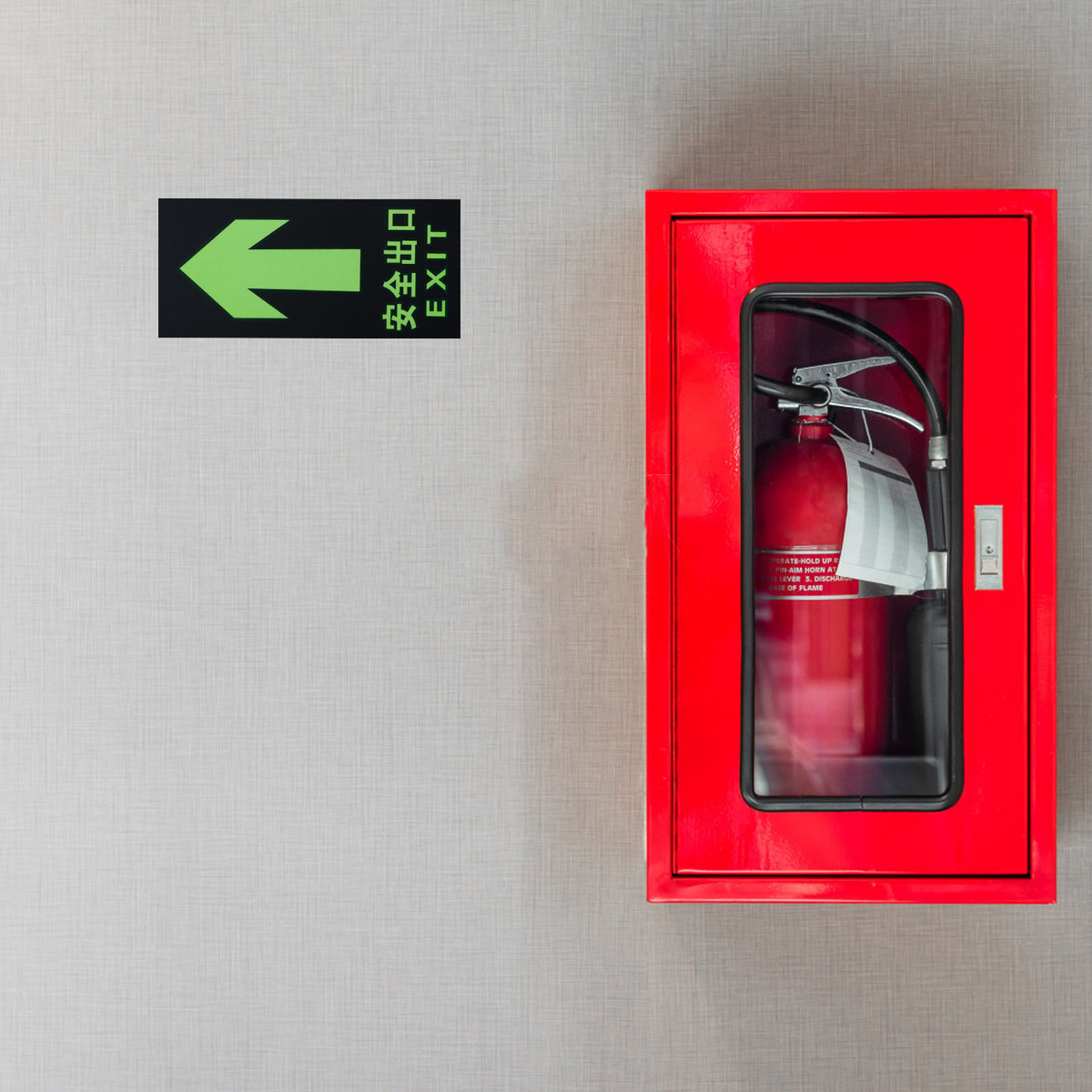 8 個の安全出口標識発光壁ステッカー火災蓄光緊急ドアデカール - Emergency Exit Sign のレビューと価格